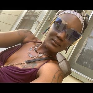 Meet your Posher, Juloni